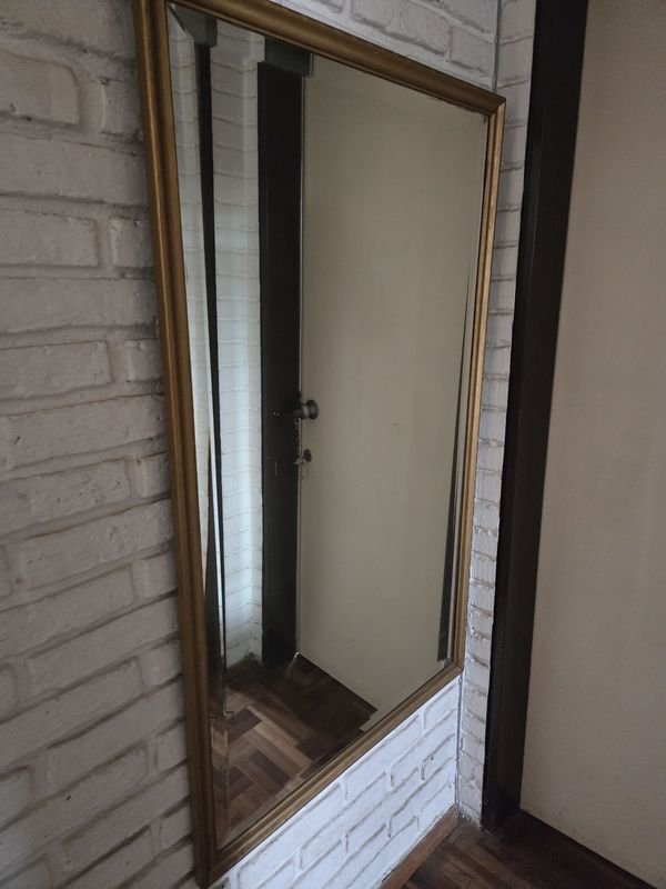 Espejo antiguo con marco de madera dorada - imagen 2