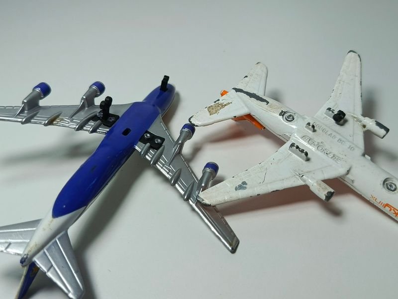 Juguetes a escala metálicos de aviones Varig Brasil y Skylink - imagen 3