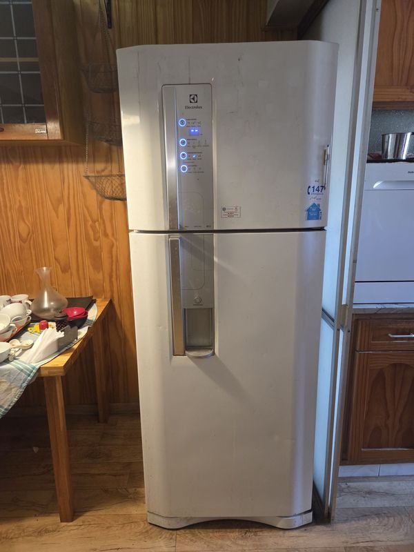Lote siguiente: Electrolux Gran Heladera con Dispensador de Agua Externo