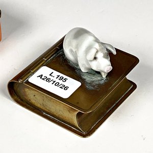 Pastillero de Porcelana Limoges y Caja de Bronce con Figura de Chancho - imagen 2