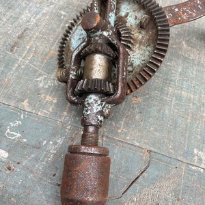 Taladro de Pecho Antiguo Manual con Manivela y Engranajes - imagen 2