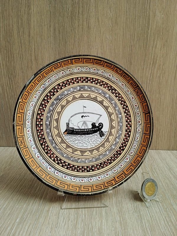 Plato de Terracota Griega con Diseño Pintado a Mano