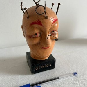 Figura "Geniol" con Clavos y Alfileres, Coleccionable - imagen 2