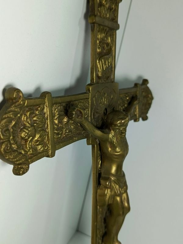 Crucifijo de bronce en alto relieve con patina original - imagen 4
