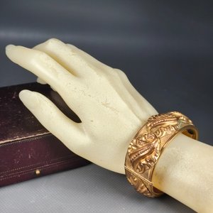 Pulsera Enchapada con Estuche y Apliques en Relieve - imagen 8