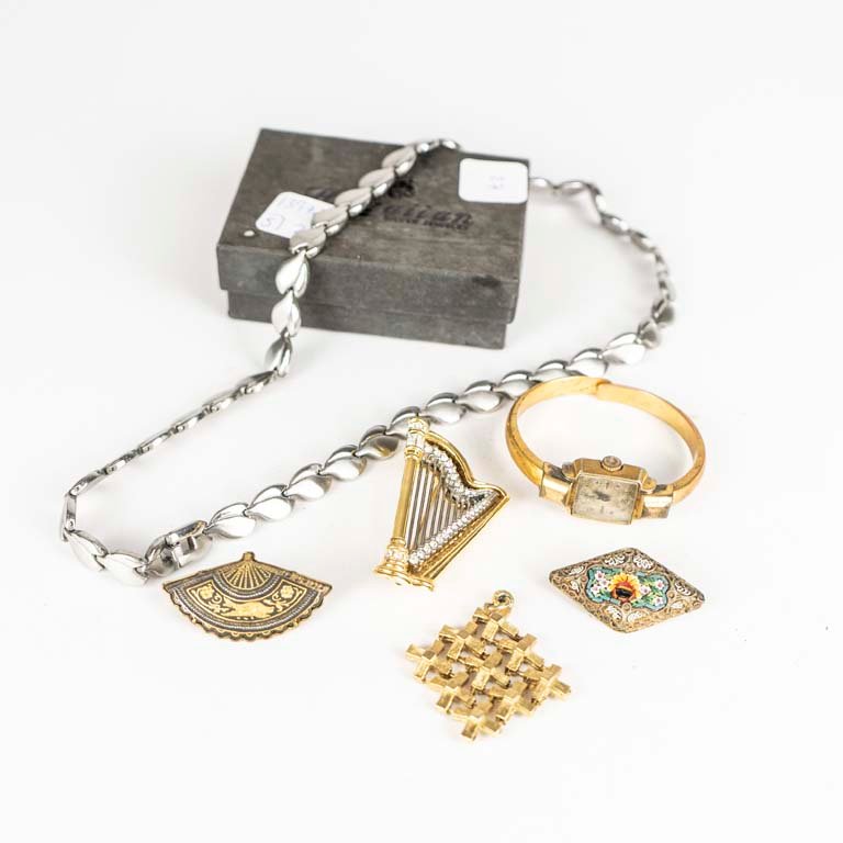 Lote siguiente: Collar, dije y reloj de dama con detalles