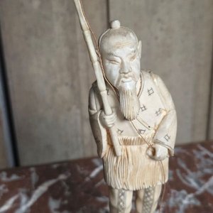 Figura de Marfil: Anciano Pescador con Caña y Pez - imagen 3