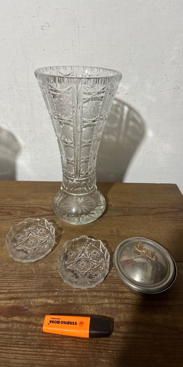 Florero de Cristal Tallado y Posavasos con Tapa Metálica