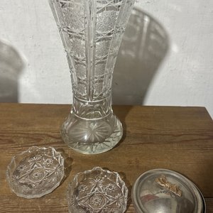 Lote anterior: Florero de Cristal Tallado y Posavasos con Tapa Metálica