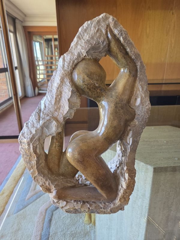 Lote anterior: Escultura de mujer desnuda en piedra