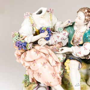 Grupo de Porcelana Alemana: Pareja Sentada con Variada Policromía - imagen 5