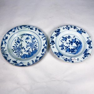 Lote siguiente: Dos Platos Antiguos de Porcelana Azul y Blanca con Diseño Floral
