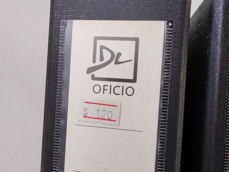 8 Biblioratos: Colección de objetos en papel y plástico - imagen 2