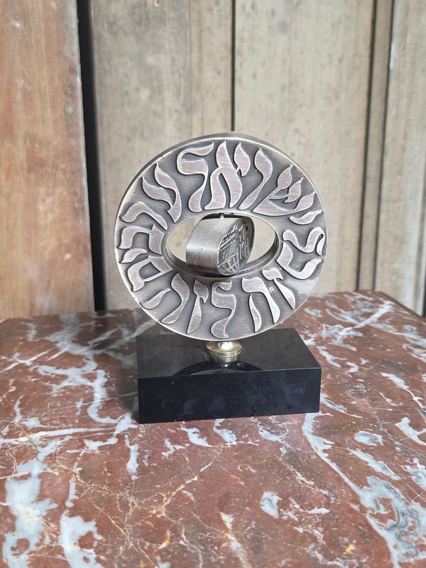 Escultura Arte Judáico con Inscripciones Hebreas y Base de Mármol