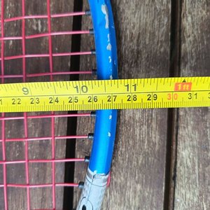 Raqueta de tenis marca Wilson N5,3 HY Brid, con encordado y grip colocado; usada, con desgaste propio del uso. - imagen 13
