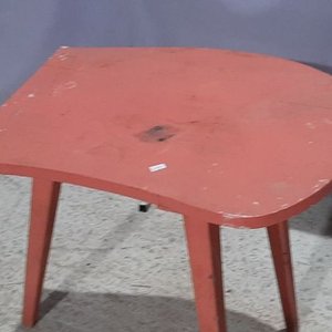 Mesa Auxiliar Redonda Rosada de Diseño con Tres Patas - imagen 3