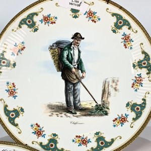Lote anterior: Par de Platos de Porcelana Blancos con Decoración Campesina y Greca