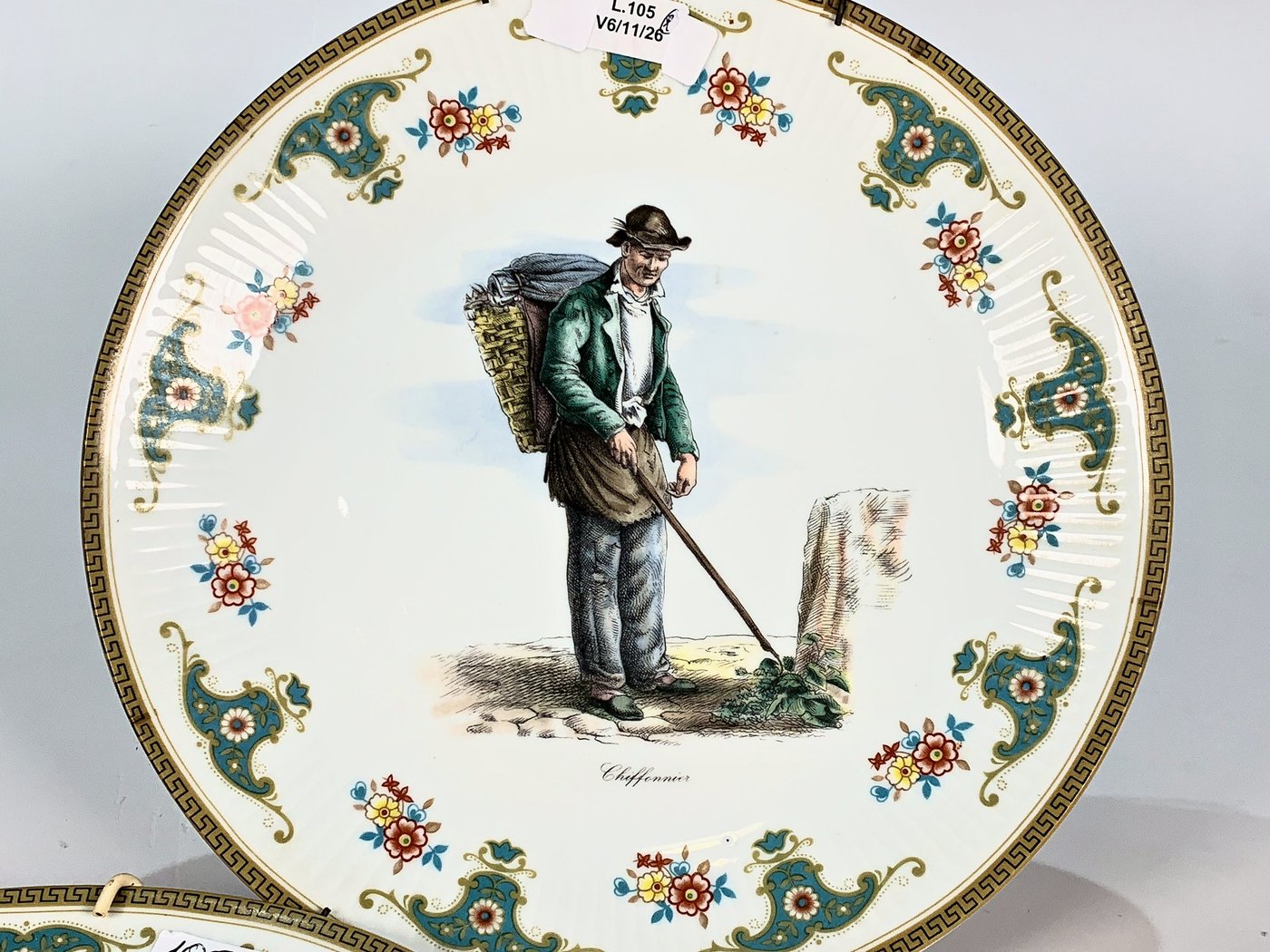 Par de Platos de Porcelana Blancos con Decoración Campesina y Greca