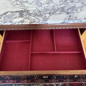 Aparador Antiguo de Madera con Tapa de Mármol y Detalles Incrustados - imagen 11