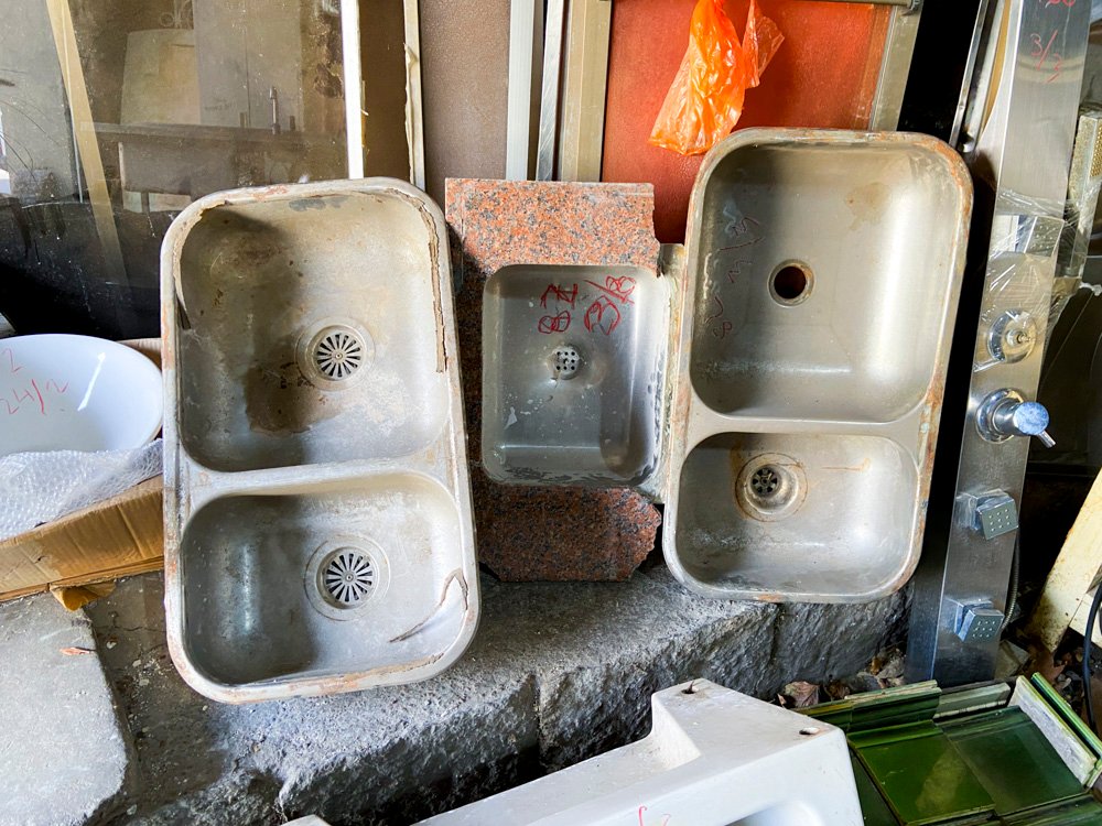 Lote siguiente: Tres piletas de acero inoxidable diferentes con detalles