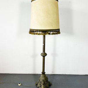 Lote anterior: Lámpara de Pie Antigua con Base Decorada y Pantalla
