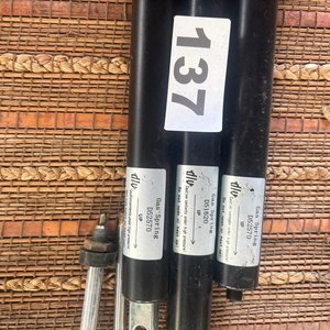 Lote siguiente: Juego de 3 Pistones a Gas D52570