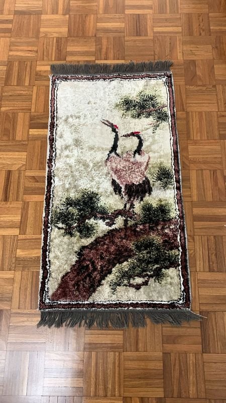Lote siguiente: Alfombra antigua con escena pintada de pájaros y árbol
