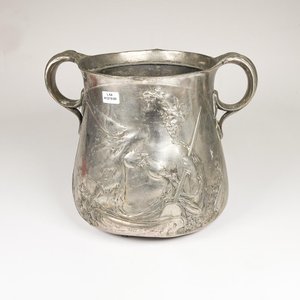 Lote siguiente: Champagnera Art Nouveau de Metal con Asas y Decoración de Dama