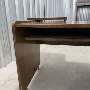 Escritorio de Madera Oscura con Extensión Lateral y Ruedas - imagen 6