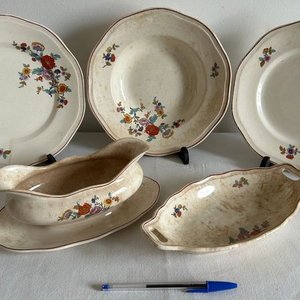 Lote siguiente: Juego de Vajilla Italiana de Loza: Platos, Salsera y Fuente con Flores