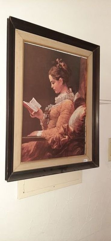 Pintura de mujer leyendo un libro en marco de madera - imagen 3