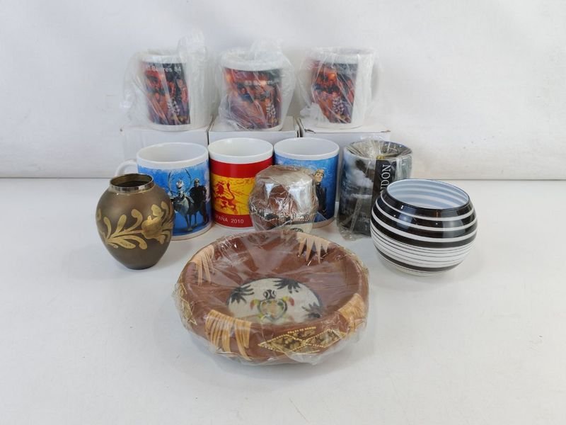 Lote siguiente: Colección de Tazas, Porta Lapices y Adornos