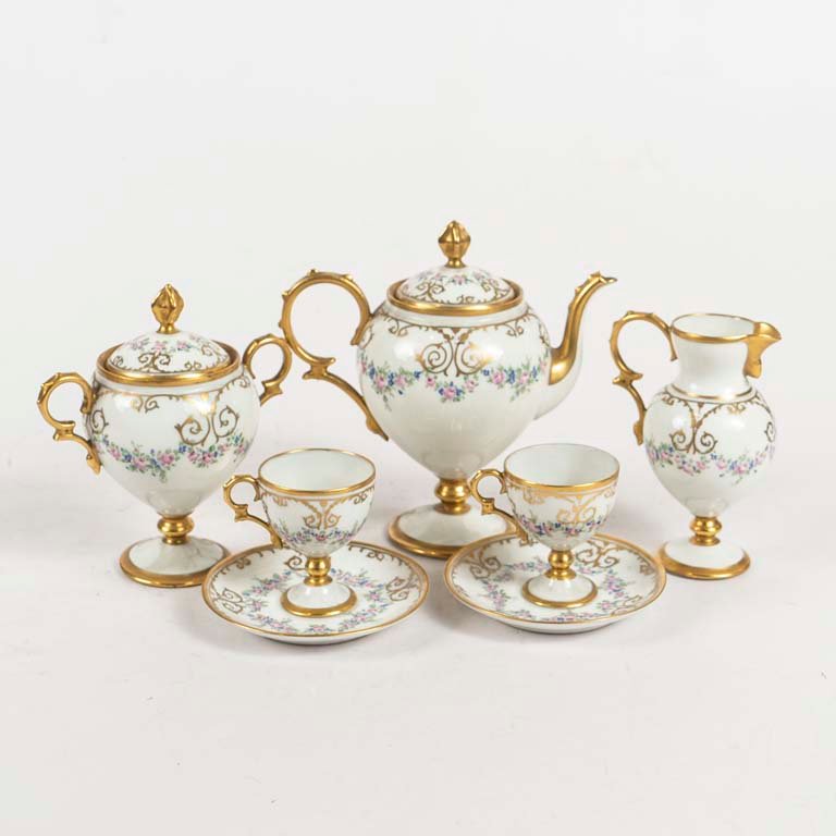 Lote anterior: Conjunto de porcelana francesa firmada M. Nicollier con oro y flores