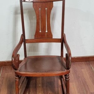 Antigua Mecedora de Madera con Apoyabrazos y Respaldo Tallado - imagen 2