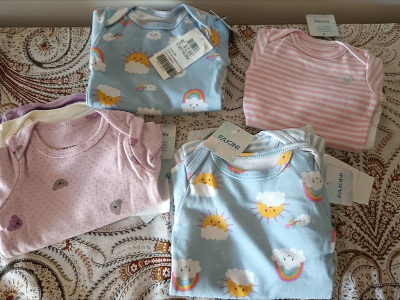 Ropa para bebés, lote de dieciséis Bodies de bebe varón - imagen 2