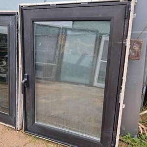 Lote siguiente: Ventana de Aluminio Negra con Vidrio Doble