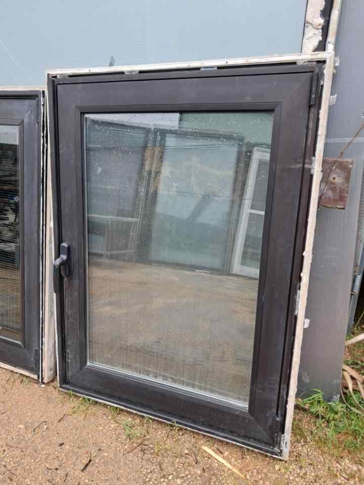 Ventana de Aluminio Negra con Vidrio Doble