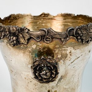 Hielera Cónica "Avilan" de Metal con Decoración de Uvas y Flores - imagen 2