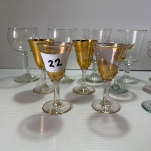 Lote de 13 Copas de Licor Variadas con Detalles Dorados - imagen 6