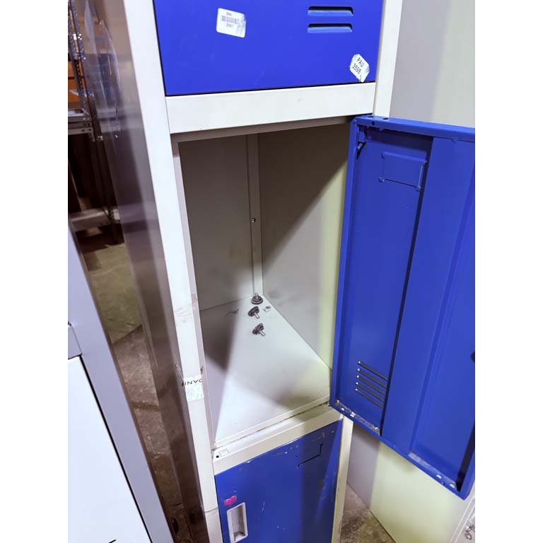 Almacen metálico de 3 puertas con detalles en cerraduras - imagen 2