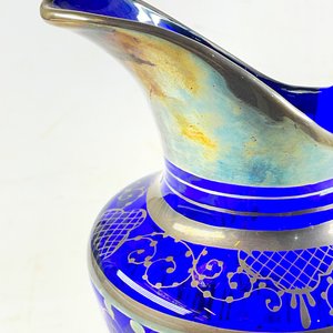 Jarra de Cristal Azul con Detalles Plateados y Diseño Decorativo - imagen 3