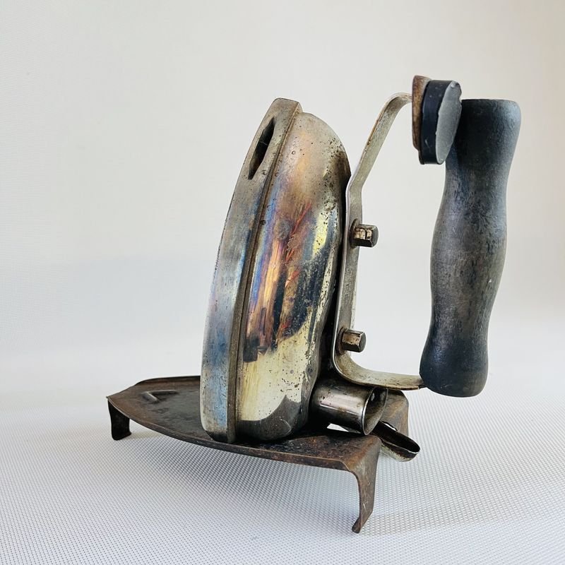 Plancha vintage eléctrica con soporte: una pieza clásica para la limpieza - imagen 2