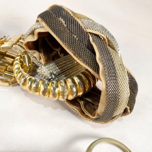 Lote de 8 Piezas: 2 Pares de Aretes y 6 Brazaletes Variados - imagen 4