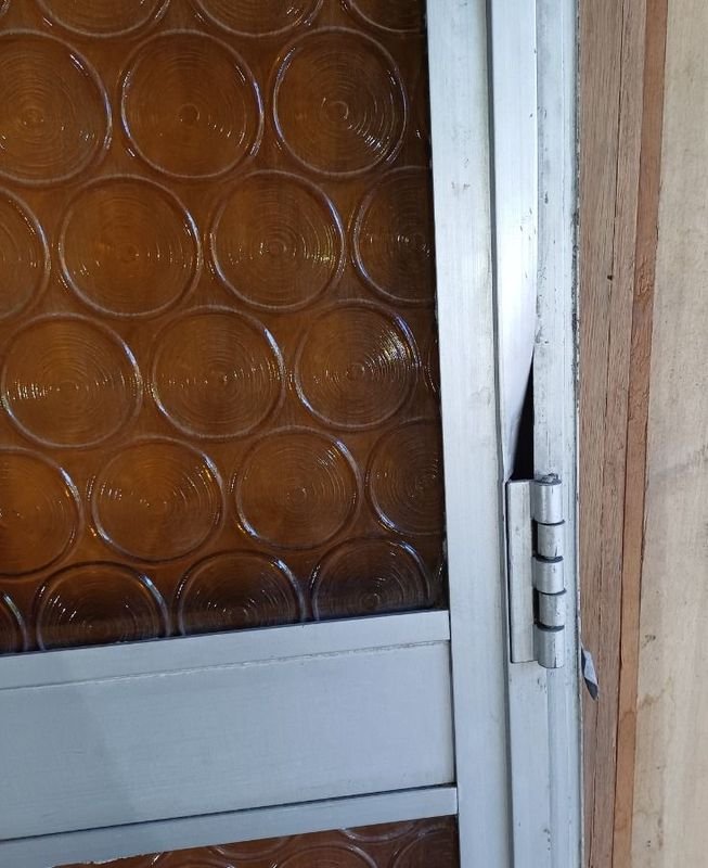 Puerta de aluminio con marco y vidrio tipo fantasía - imagen 2