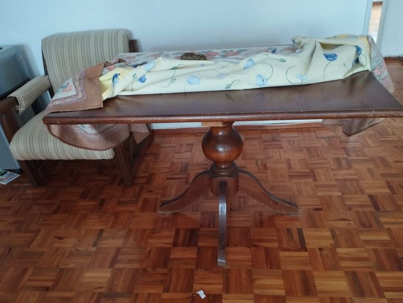 Juego de Comedor de Madera: Mesa y 4 Sillas con Mantel