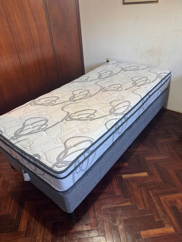 Lote anterior: Sommiere de una plaza como nuevo, excelente condición