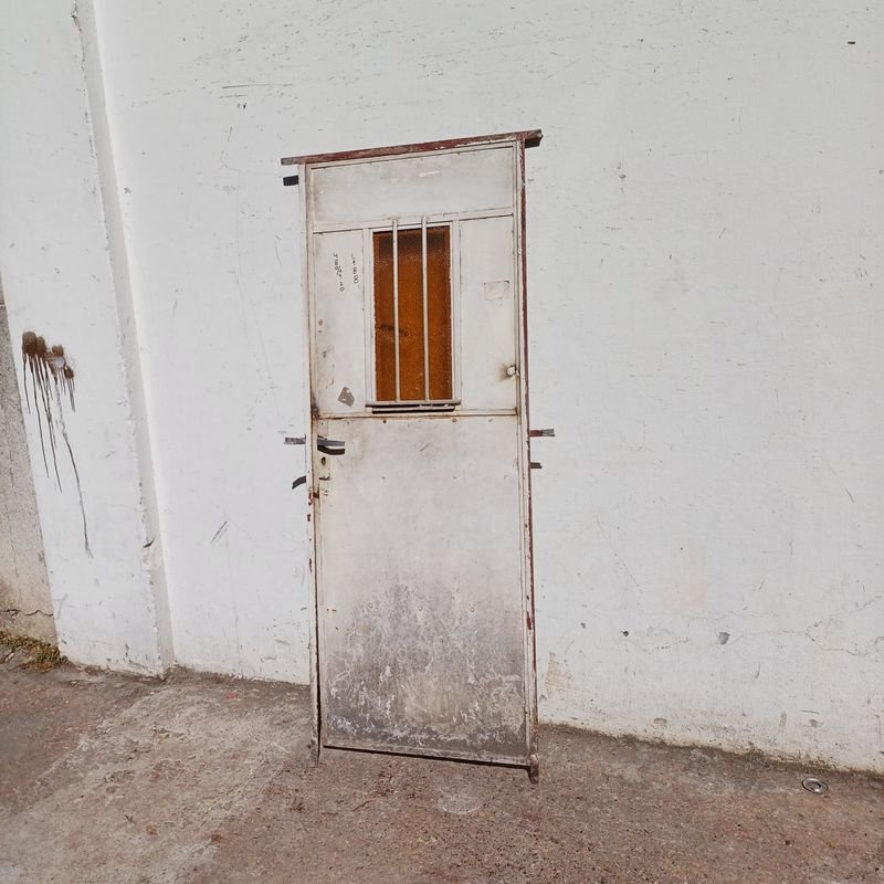 Puerta de hierro con marco y ventana - imagen 2