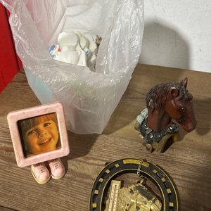 Lote anterior: Lote de Adornos: Portarretrato, Cabeza de Caballo y Herradura con Termómetro