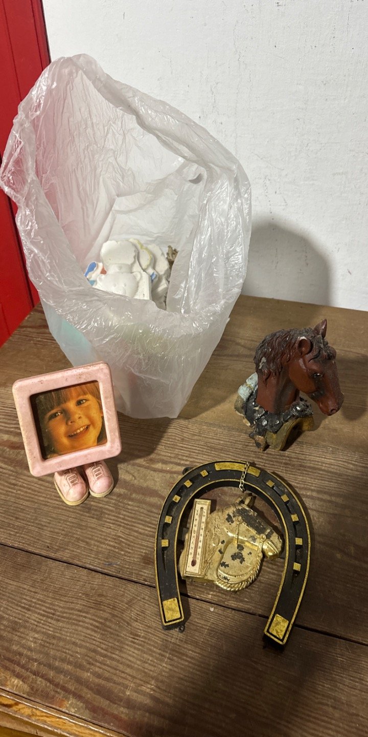 Lote de Adornos: Portarretrato, Cabeza de Caballo y Herradura con Termómetro