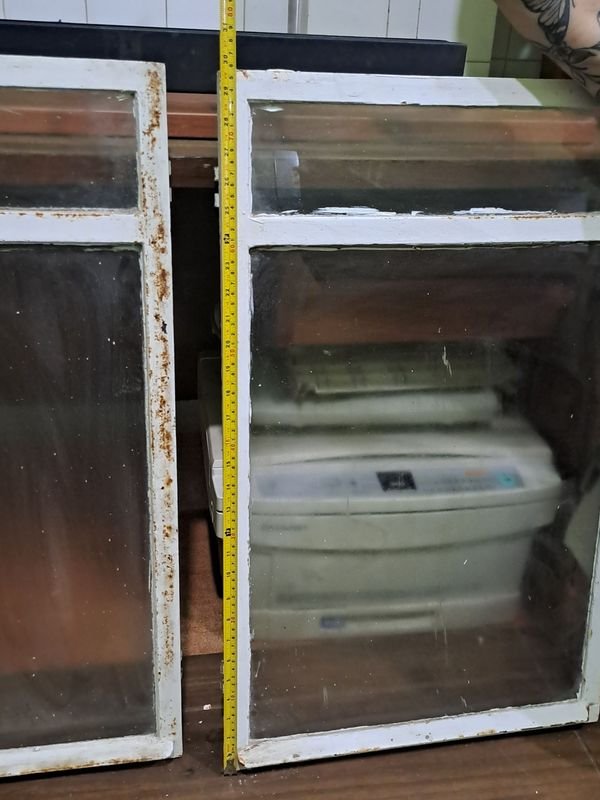 Ventanas con estructura de hierro y vidrios sanos - imagen 2